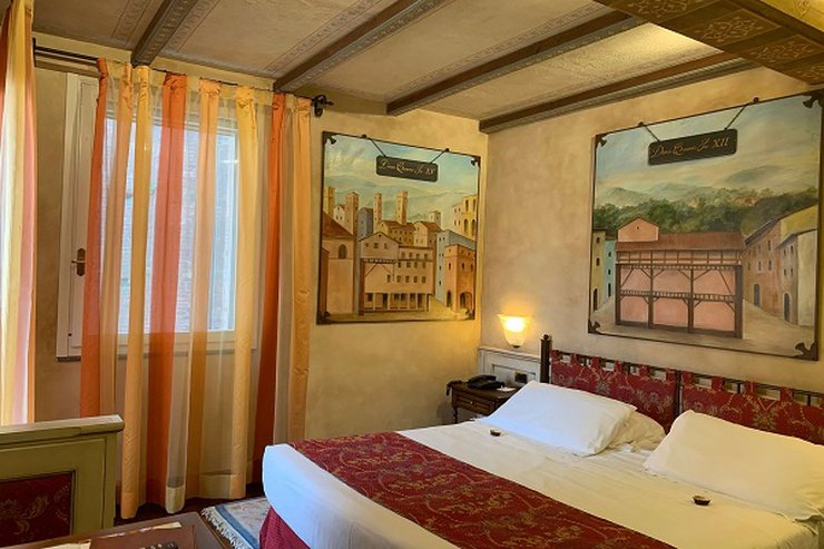 DELUXE DOUBLE ROOM Art Hotel Commercianti Bologna, Italy DELUXE DOUBLE ROOM Art Hotel Commercianti Bologna, Italy