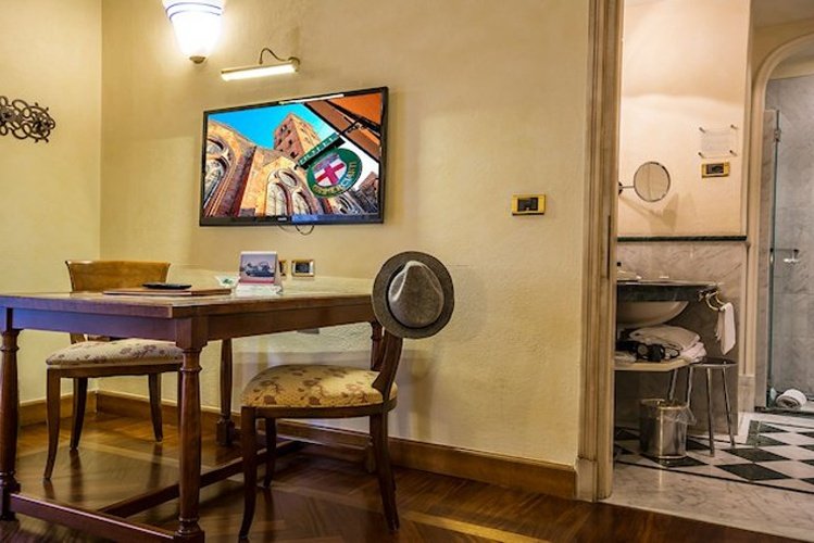 DELUXE DOUBLE ROOM Art Hotel Commercianti Bologna, Italy DELUXE DOUBLE ROOM Art Hotel Commercianti Bologna, Italy