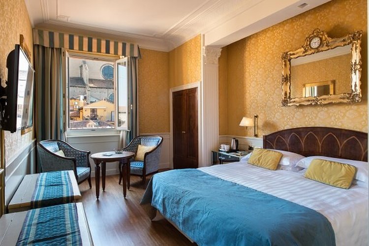 SUITE DELUXE SULLA VIA DELLA SETA Art Hotel Orologio Bologna, Italy SUITE DELUXE SULLA VIA DELLA SETA Art Hotel Orologio Bologna, Italy