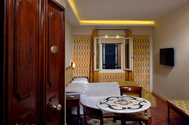 CLASSIC DOUBLE ROOM Art Hotel Commercianti Bologna, Italy CLASSIC DOUBLE ROOM Art Hotel Commercianti Bologna, Italy