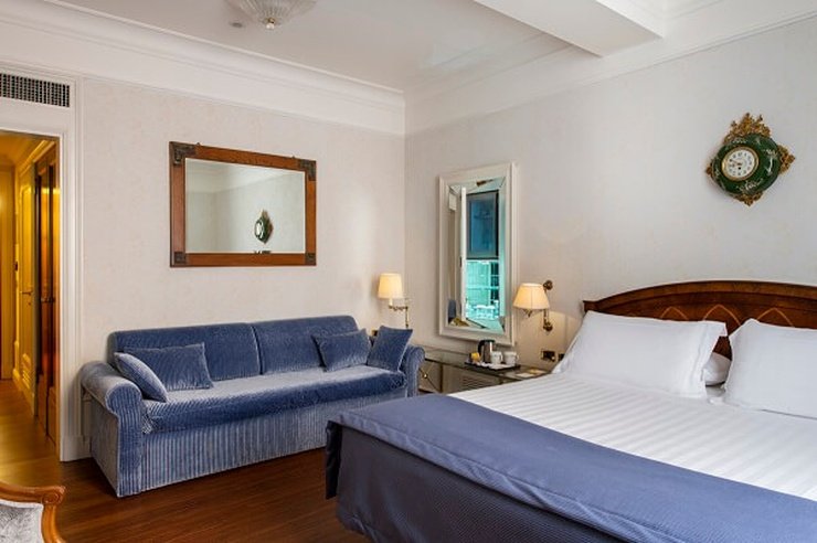 JUNIOR COMFORT Art Hotel Orologio Bologna, Italy JUNIOR COMFORT Art Hotel Orologio Bologna, Italy