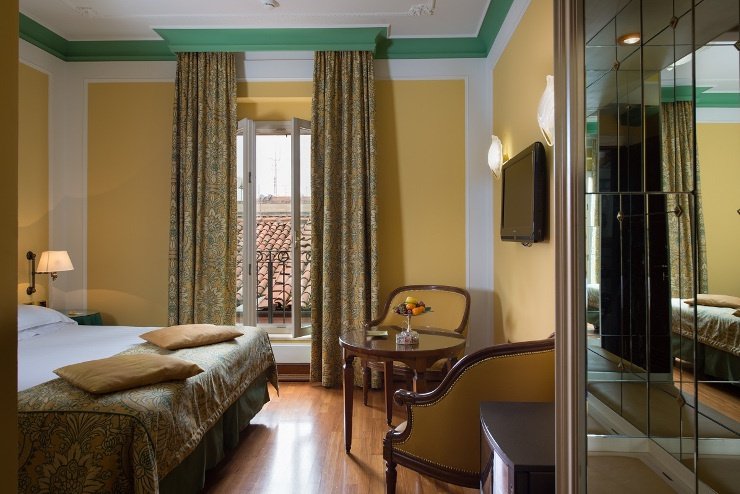 DELUXE ROOM Art Hotel Orologio Bologna, Italy DELUXE ROOM Art Hotel Orologio Bologna, Italy