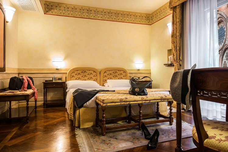 DELUXE DOUBLE ROOM Art Hotel Commercianti Bologna, Italy DELUXE DOUBLE ROOM Art Hotel Commercianti Bologna, Italy