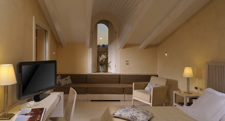 DELUXE DOUBLE ROOM Art Hotel Novecento Bologna, Italy DELUXE DOUBLE ROOM Art Hotel Novecento Bologna, Italy
