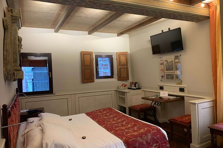 DELUXE DOUBLE ROOM Art Hotel Commercianti Bologna, Italy DELUXE DOUBLE ROOM Art Hotel Commercianti Bologna, Italy