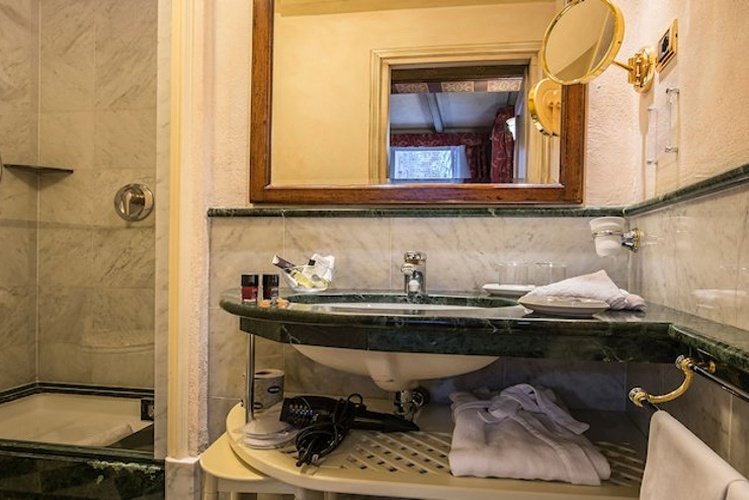 DELUXE DOUBLE ROOM Art Hotel Commercianti Bologna, Italy DELUXE DOUBLE ROOM Art Hotel Commercianti Bologna, Italy