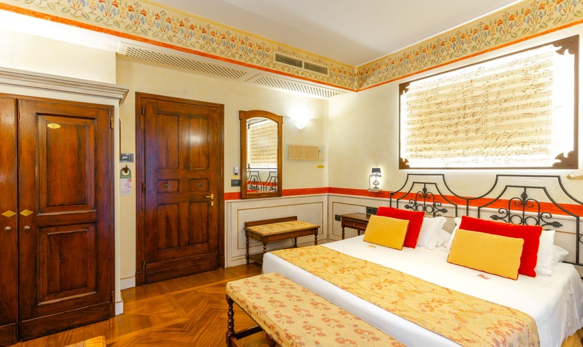 Deluxe Double Room with Terrace Art Hotel Commercianti Bologna Deluxe Double Room with Terrace Art Hotel Commercianti Bologna