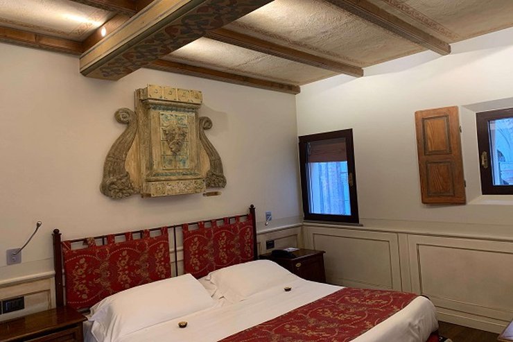 DELUXE DOUBLE ROOM Art Hotel Commercianti Bologna, Italy DELUXE DOUBLE ROOM Art Hotel Commercianti Bologna, Italy