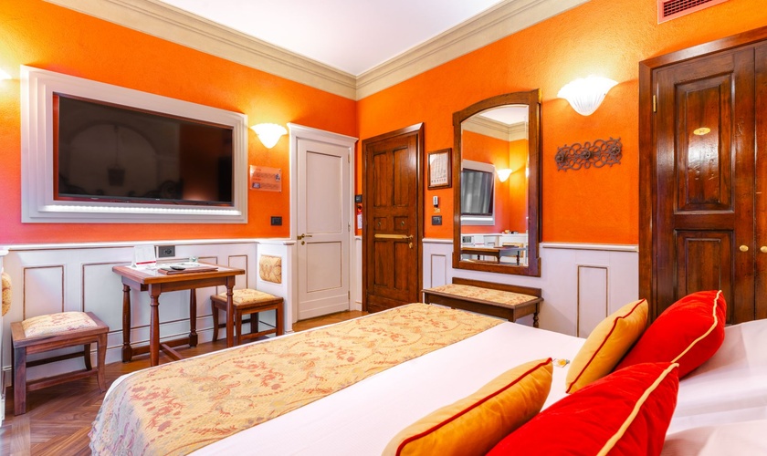 Deluxe Double Room with Terrace Art Hotel Commercianti Bologna Deluxe Double Room with Terrace Art Hotel Commercianti Bologna