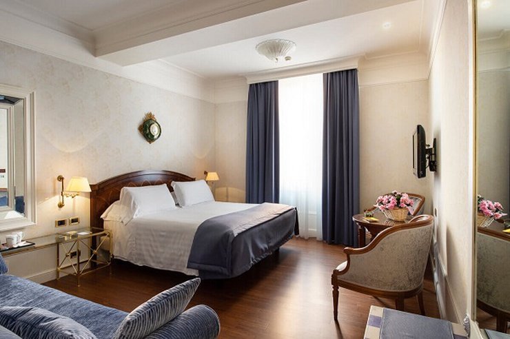 JUNIOR COMFORT Art Hotel Orologio Bologna, Italy JUNIOR COMFORT Art Hotel Orologio Bologna, Italy