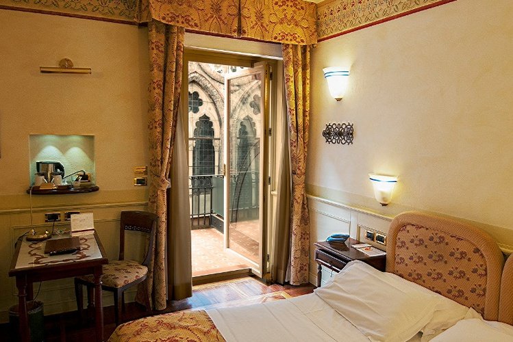 DELUXE DOUBLE ROOM Art Hotel Commercianti Bologna, Italy DELUXE DOUBLE ROOM Art Hotel Commercianti Bologna, Italy