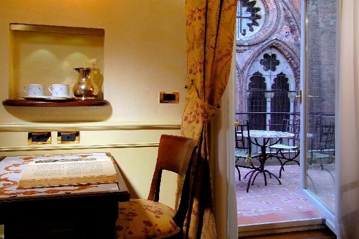 DELUXE DOUBLE ROOM Art Hotel Commercianti Bologna, Italy DELUXE DOUBLE ROOM Art Hotel Commercianti Bologna, Italy
