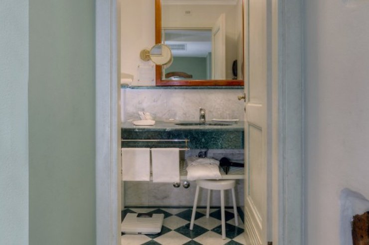 Single room art hotel commercianti bologna Single room art hotel commercianti bologna