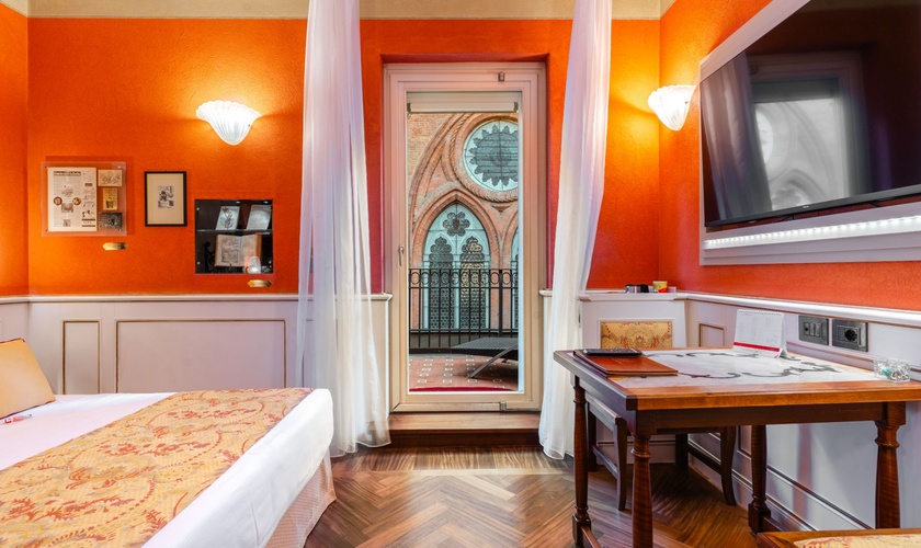 Deluxe Double Room with Terrace Art Hotel Commercianti Bologna Deluxe Double Room with Terrace Art Hotel Commercianti Bologna
