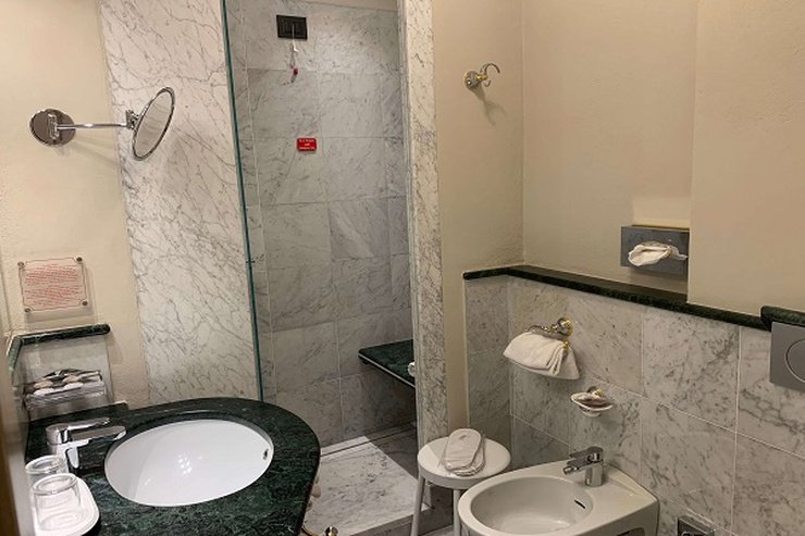 DELUXE DOUBLE ROOM Art Hotel Commercianti Bologna, Italy DELUXE DOUBLE ROOM Art Hotel Commercianti Bologna, Italy