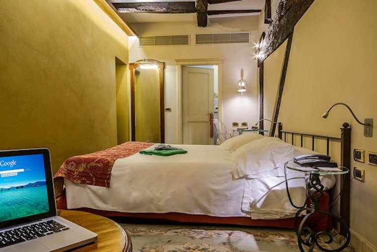 DELUXE DOUBLE ROOM Art Hotel Commercianti Bologna, Italy DELUXE DOUBLE ROOM Art Hotel Commercianti Bologna, Italy
