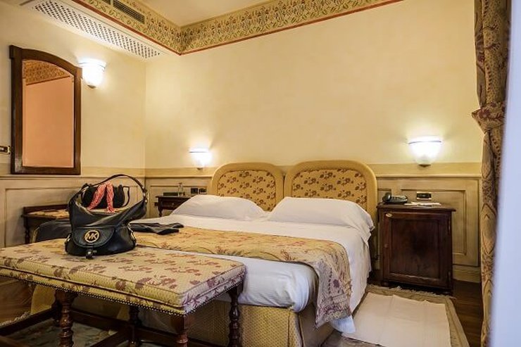 DELUXE DOUBLE ROOM Art Hotel Commercianti Bologna, Italy DELUXE DOUBLE ROOM Art Hotel Commercianti Bologna, Italy