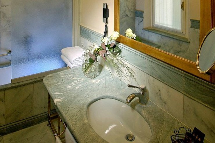 Classic room art hotel orologio bologna Classic room art hotel orologio bologna