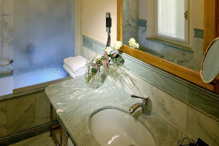 DELUXE ROOM Art Hotel Orologio Bologna, Italy DELUXE ROOM Art Hotel Orologio Bologna, Italy