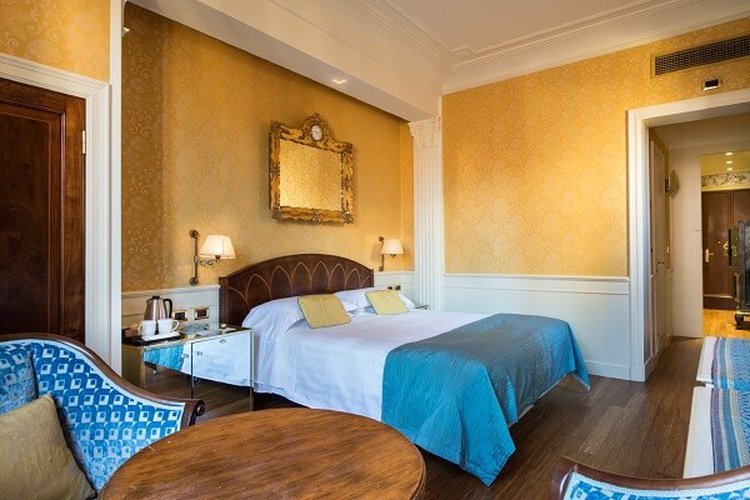 SUITE DELUXE SULLA VIA DELLA SETA Art Hotel Orologio Bologna, Italy SUITE DELUXE SULLA VIA DELLA SETA Art Hotel Orologio Bologna, Italy