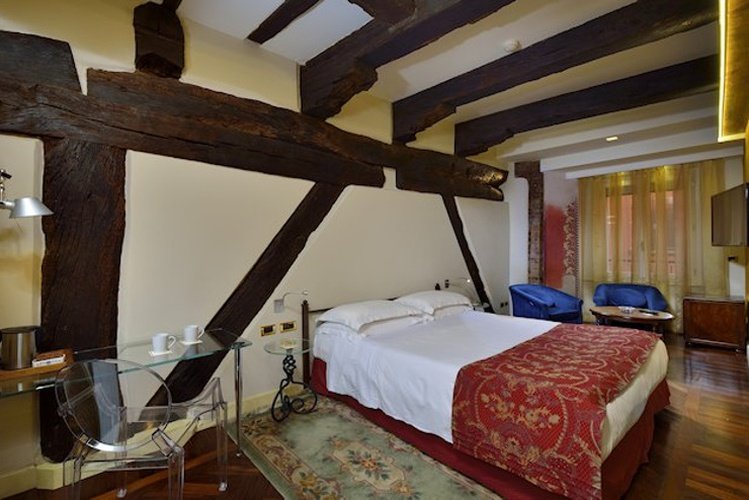 DELUXE DOUBLE ROOM Art Hotel Commercianti Bologna, Italy DELUXE DOUBLE ROOM Art Hotel Commercianti Bologna, Italy