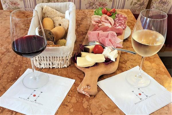 ROOM SERVICE (ON REQUEST) Art Hotel Orologio Bologna ROOM SERVICE (ON REQUEST) Art Hotel Orologio Bologna